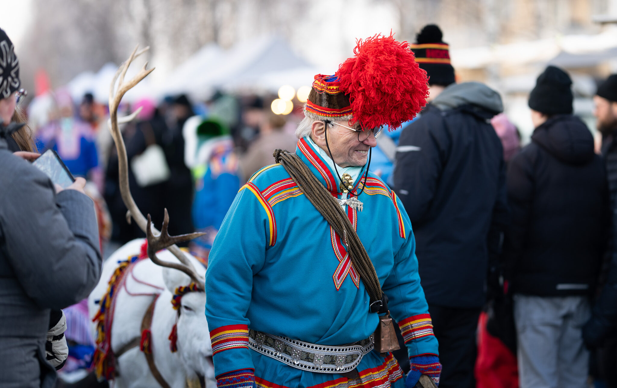Per Kuhmunen leder renrajden på Jokkmokks marknad.