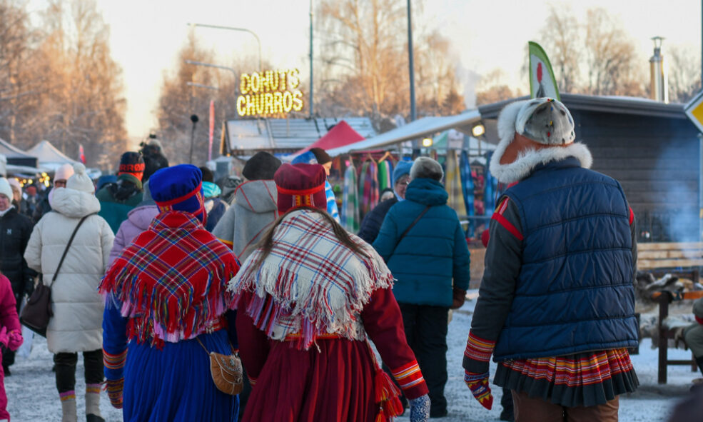 Folkvimmel på marknadsområdet.