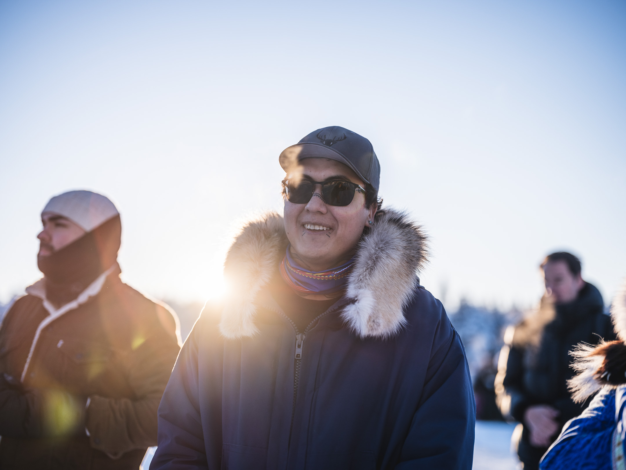 Tre besökare på Jokkmokks marknad.